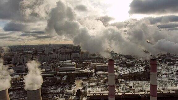 鸟瞰图烟囱工厂污染空气在一个晴朗的日子在冬季的大都市环境安全的大城市