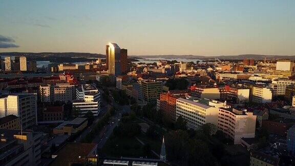 从上面俯瞰挪威奥斯陆的街道、交通和建筑
