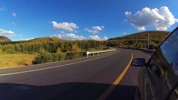 在乡村道路上驾驶