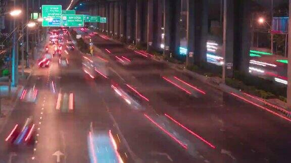 曼谷夜间高峰时段的交通拥堵和高架桥带有城市景观概念的交通