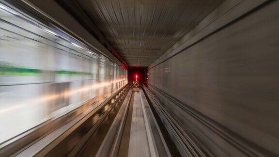 韩国首尔仁川国际机场的超级自动列车正在通过隧道中转至终点站