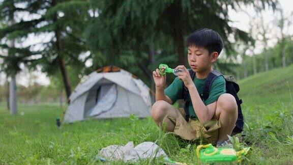 亚洲男孩在露营时抓昆虫