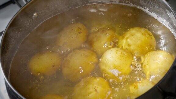 新土豆在沸水中煮