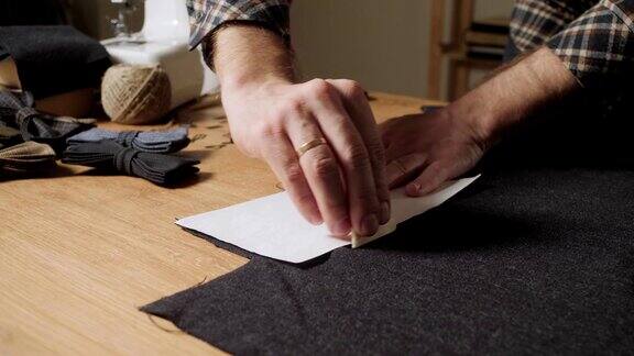 剪羊毛织物行模式羊毛织物的蝴蝶结一个年轻人在纺织工作室做裁缝使用缝纫机