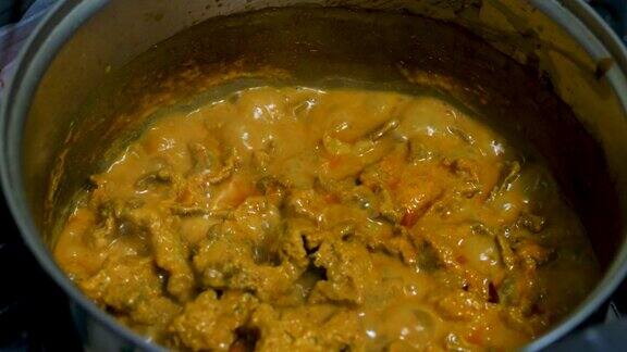 红咖喱在锅上煮有茄子和香草红咖喱配鸡肉泰国菜帕尼昂