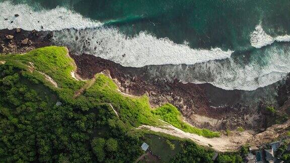 巴厘岛悬崖在乌鲁瓦图与巨大的海洋撞击海浪汇编