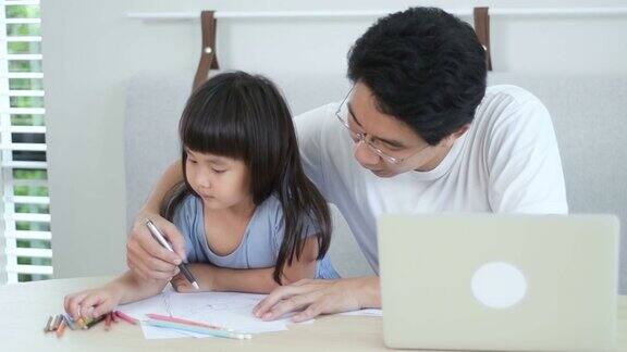 慢镜头的父亲教他的小女儿画画
