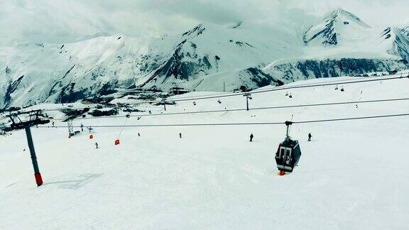 有缆车的高山滑雪胜地滑雪电梯索道在山上