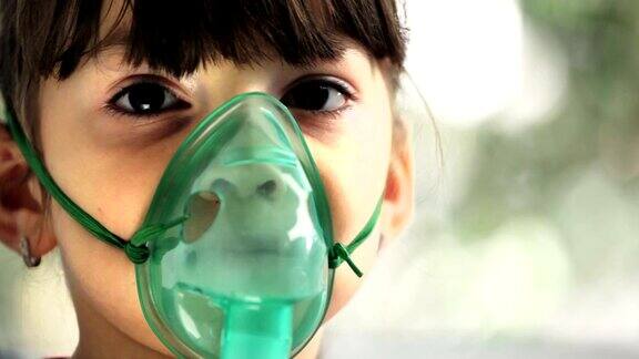 有哮喘吸入器的女孩