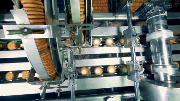 工厂机器制作饼干过程的动态录像