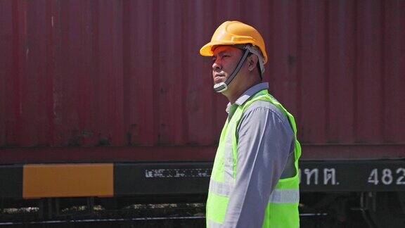 年轻工程师负责检查集装箱货运列车的安全或质量控制为运输集装箱及全球配送服务