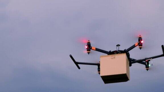 DS无人机带着包裹在田野中央起飞了