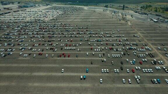 巨大的停车场汽车排成一排大型停车场供汽车停放鸟瞰图俄罗斯萨马拉