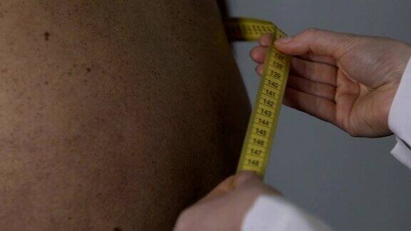 营养师手测量肥胖患者的腰围节食减肥