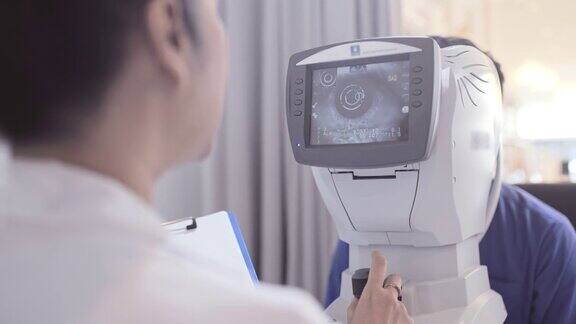 成熟女性眼科医生在机器上测试