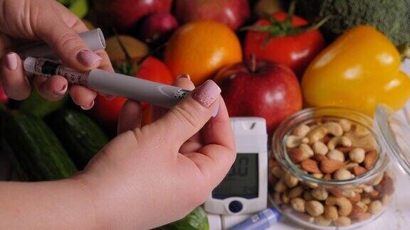 特写的一个女人与胰岛素笔在一个新鲜水果的背景