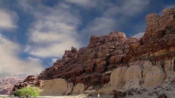 岩石瓦迪穆吉布位于约旦死海地区的国家公园