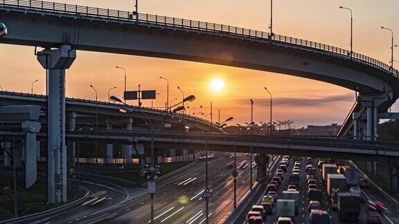 城市道路上的交通立交桥日落时分时间流逝