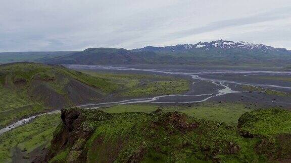 无人机俯瞰冰岛高地Thorsmork的风景