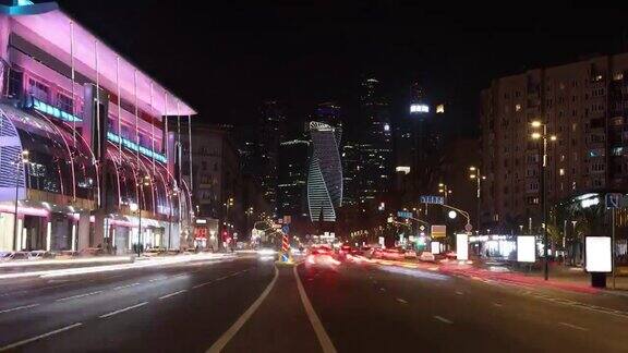 夜间城市高速公路上的交通