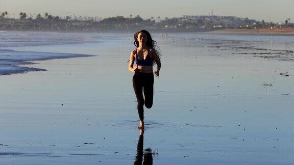 一名亚洲女子在海滩上慢跑的慢动作镜头