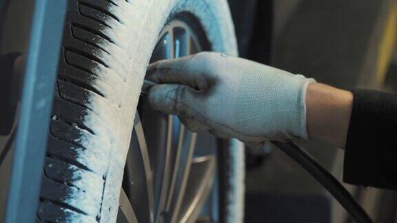 给汽车轮胎打气轮胎配件在汽车修理店工作特写镜头