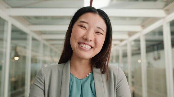 自信微笑办公室女商人的脸积极快乐和成功的心态骄傲幸福一个职业的亚洲女律师站在工作场所的肖像