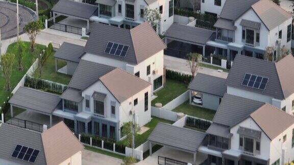 新开发的郊区与屋顶太阳能电池板鸟瞰