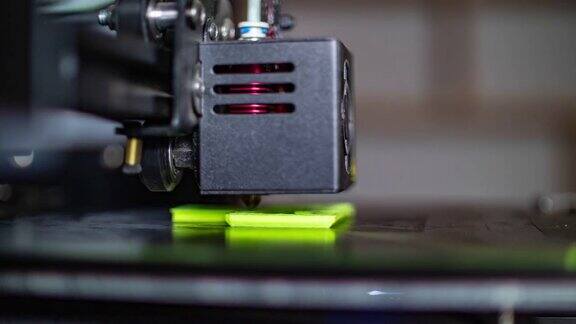 3D打印机打印绿色PLA塑料特写