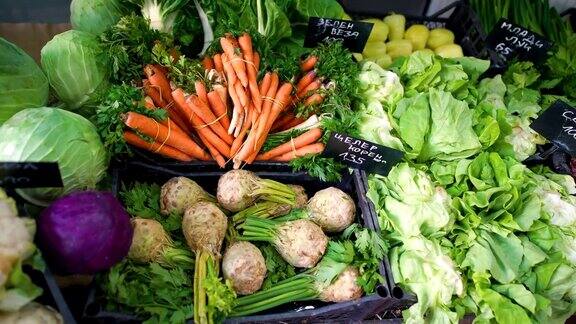 新鲜和生的蔬菜胡萝卜卷心菜沙拉和甜菜在市场的摊位上