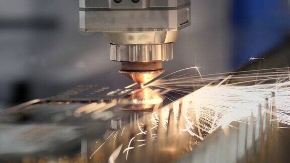 切割金属激光能迸出火花工业激光切割机与火花程序控制的机器人头在巨大的金属板温度的帮助下进行切割