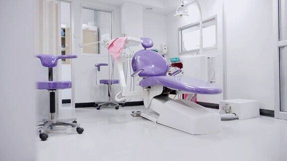 牙科诊所内部设计有椅子和医疗设备工具