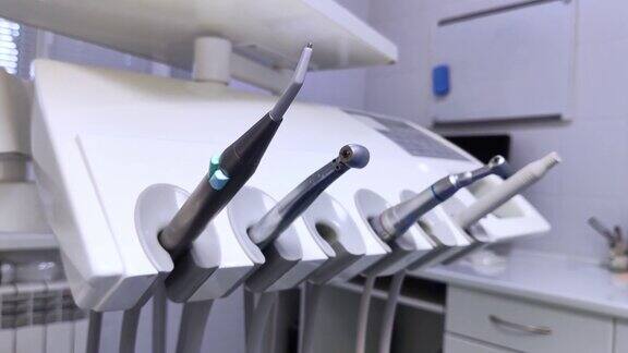 牙科设备的特写镜头牙医办公室里的工具钻头痰盂医疗椅现代医药和设备