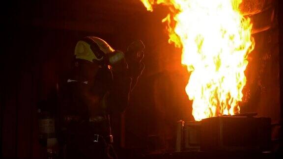 消防队员用斧头试图在燃烧的建筑物中灭火