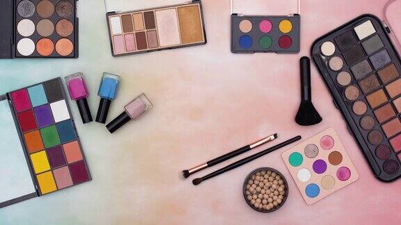 化妆和化妆品产品和调色板上彩色的背景-停止运动
