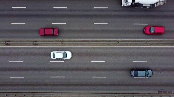 从空中俯瞰城市交通繁忙的高速公路延时镜头乌克兰基辅