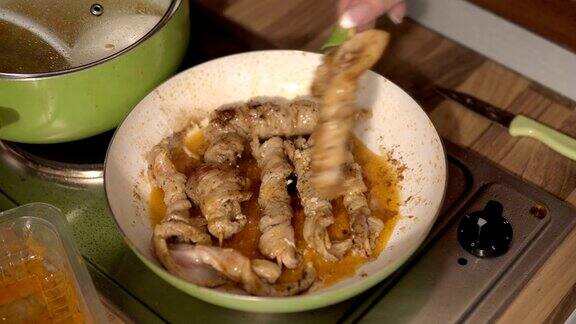 多汁的烤鸡串用白肉和培根做成在煎锅里翻炒
