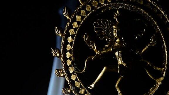 湿婆神在黑色背景和烟柱上轮流佛教
