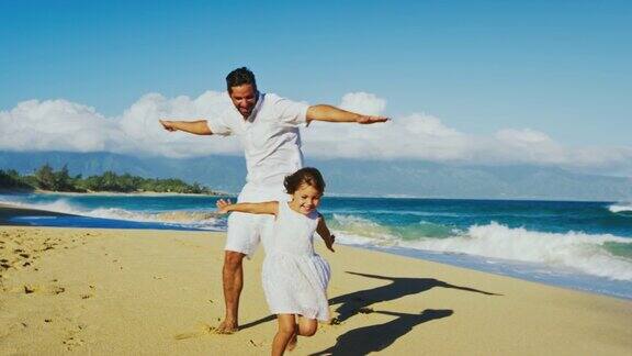 爸爸和女儿在海滩上玩耍