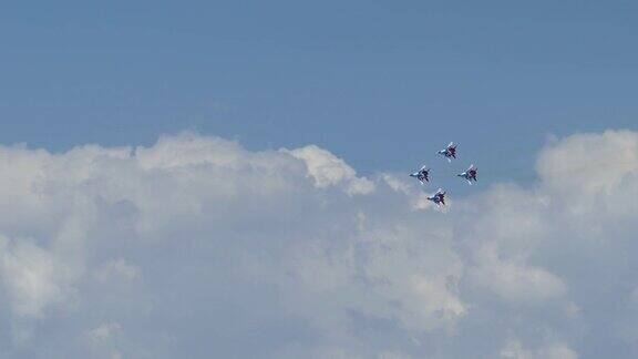 在云层中飞行-军用攻击机
