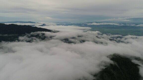 鸟瞰图:早晨飞过山航空摄影机镜头