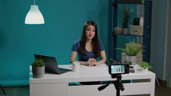 亚洲视频博主用智能手机拍摄美容教程