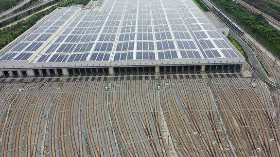 安装了太阳能电池板的火车维修站