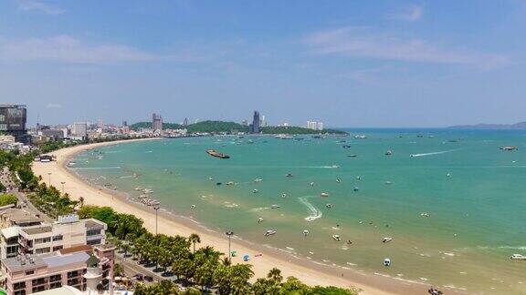 时光流逝:泰国春武里的芭堤雅湾海滩港口和城市;缩小