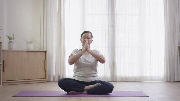 放松运动在家练习瑜伽