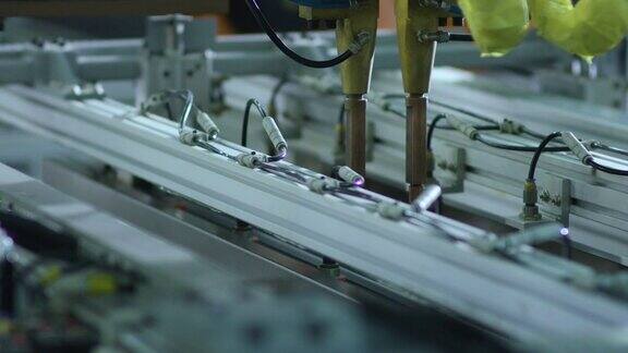 制造工厂的机器人生产线