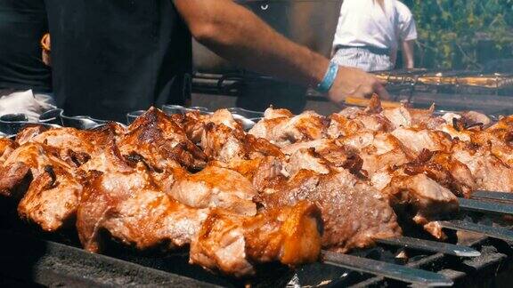 在自然界中烧烤的羊肉串街头食品烤肉串上烤