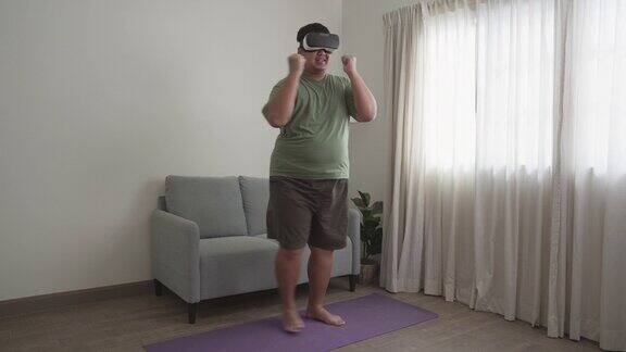 开朗的大汉在家里享受着虚拟现实的锻炼带着现代科技眼镜在家工作