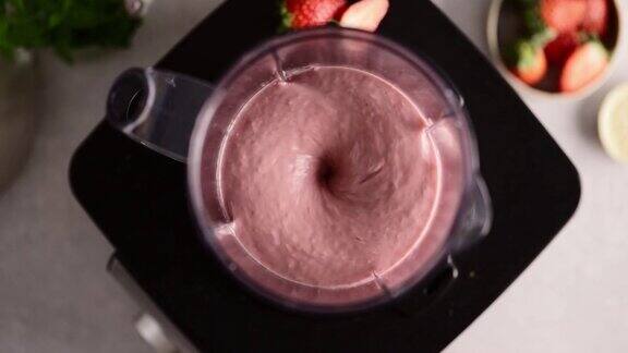 靠近搅拌机搅拌草莓冰沙
