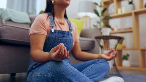 女人瑜伽和冥想在地板上的精神健康健康和禅宗锻炼在家里的客厅安静的亚洲女性放松或冥想的沙发在休息室的压力缓解或锻炼